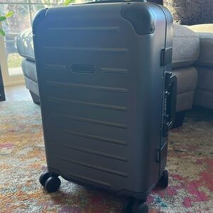 Solgaard Carry-on Closet Medium